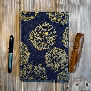 Schetsboek Edel - goud/blauw A5 - 110 pagina's - 110gr/m2 - Handgemaakte potloodtekeningen - aquarel en nog veel meer.