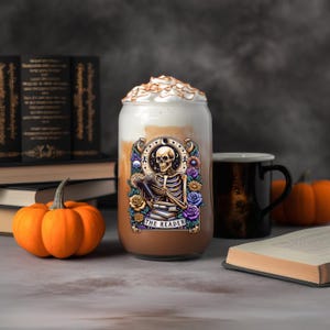 Leitor de cartas de tarô, copo de café gelado, UVDTF dark academia, presente para amantes de livros, presentes para leitores, adesivo à prova d'água, presente para clube do livro, presente para leitores ávidos