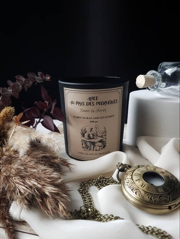 Dans La Forêt.bougie Parfumée Naturelle. Collection Alice Au Pays Des Merveilles.