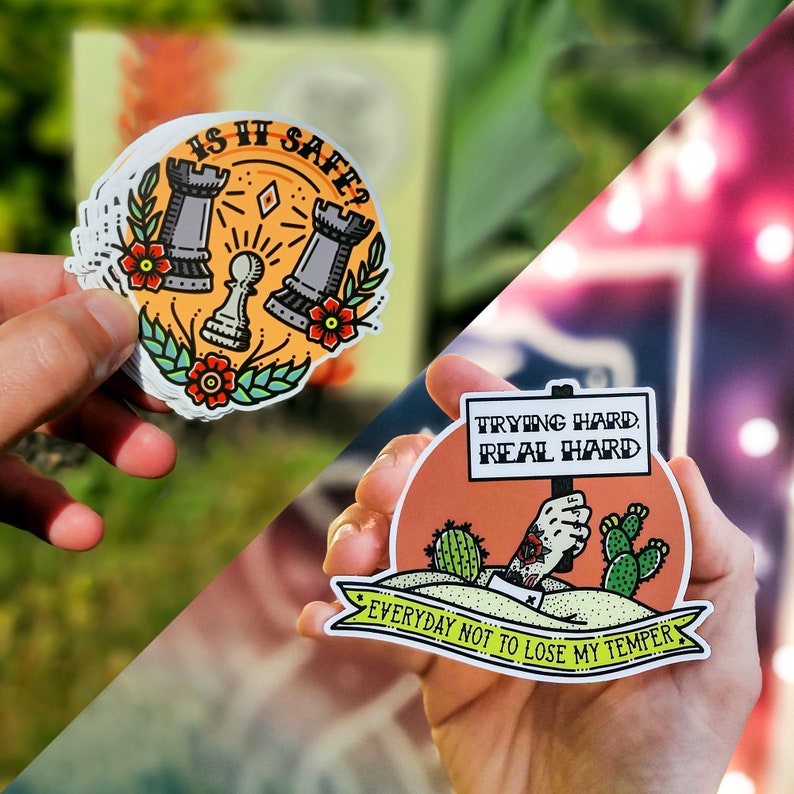 Op de afbeelding: Twee kleurrijke stickers met humoristische spreuken. De eerste sticker toont een schaakbord met twee torens en een pion, met de tekst "Is it safe?" De tweede sticker toont een hand die een bord vasthoudt waarop "Trying hard, real hard" staat, met de tekst "Everyday not to lose my temper" eronder.