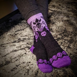 Skull Sampler Socks, stranded colourwork sock knitting pattern