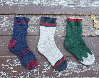 Colección de calcetines con peso DK de The Great Outdoors, construcción con puños hacia abajo, patrón de tejido
