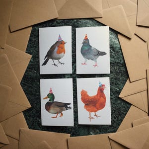 Des oiseaux dans des chapeaux ! Carte de voeux/anniversaire/célébration avec un pigeon, un poulet, un canard et un rouge-gorge