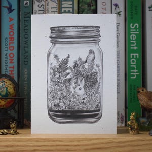 Tarjeta de felicitación/cumpleaños/celebración con un frasco de fauna silvestre de brezales