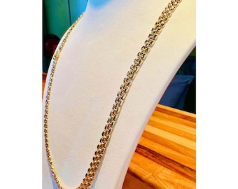 Op de afbeelding: Een gouden ketting met een box chain-ontwerp. De ketting wordt getoond op een wit mannequin.