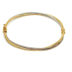 Pode incluir: Um bracelete de ouro e prata com um design tran&ccedil;ado.