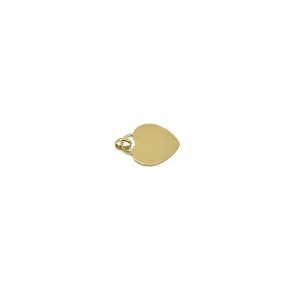 K&ouml;nnte beinhalten: Ein goldener herzf&ouml;rmiger Anh&auml;nger mit einer &Ouml;se oben zum Anbringen an einer Kette.