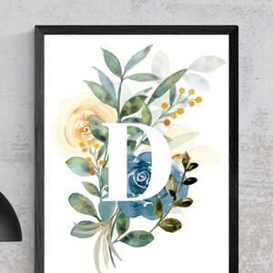 Könnte beinhalten: Ein Aquarelldruck mit einem weißen Buchstaben D, umgeben von blauen und gelben Blumen und grünen Blättern.