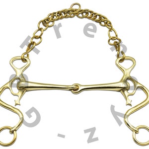 Pode incluir: Uma embocadura de cavalo dourada com uma corrente presa. A embocadura tem uma forma curva com dois anéis nas extremidades.