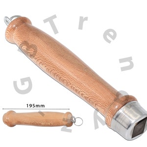 Peut inclure: Un rouleau à pâtisserie en bois avec un embout en métal et un anneau métallique attaché à la poignée. Le rouleau à pâtisserie mesure 195 mm de long.