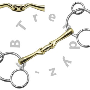 Può includere: Un morso per cavallo con una sezione centrale dorata e anelli argentati. Il morso ha un giunto centrale e due anelli su ciascun lato. Il design è simmetrico e sembra essere in metallo.