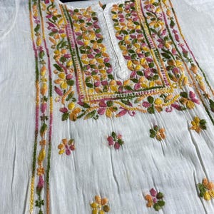 Handgjorda Khadi Chikankari Kurti: Blommor broderade etniska kläder bild 2