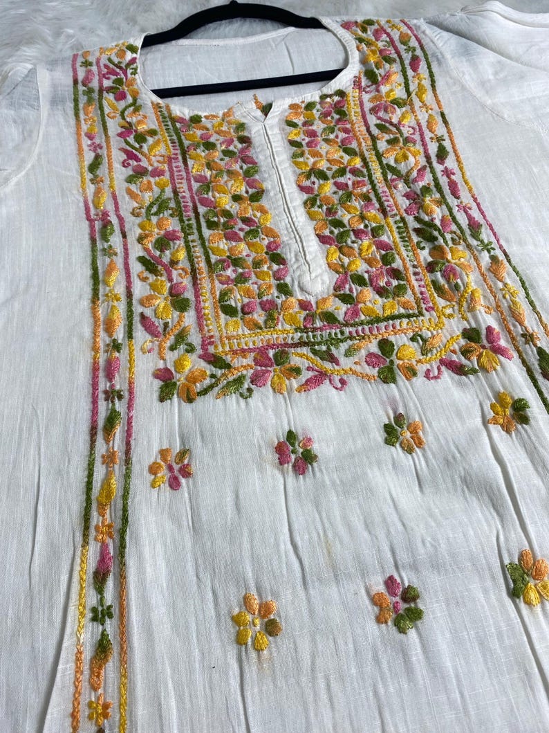 Handgjorda Khadi Chikankari Kurti: Blommor broderade etniska kläder bild 2