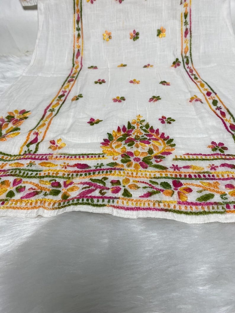 Handgjorda Khadi Chikankari Kurti: Blommor broderade etniska kläder bild 5