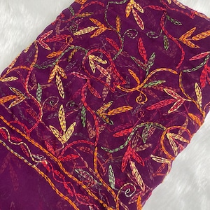 Chikankari Saree Handgefertigt: Weinweicher Georgette mit Reshamfadenstickerei