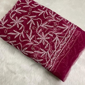 Handgefertigter Chikankari Saree: Light Maroon Georgette mit Tepchi Stickerei