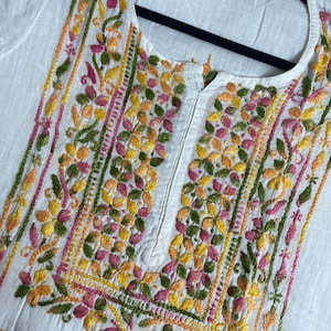 Handgjorda Khadi Chikankari Kurti: Blommor broderade etniska kläder bild 4