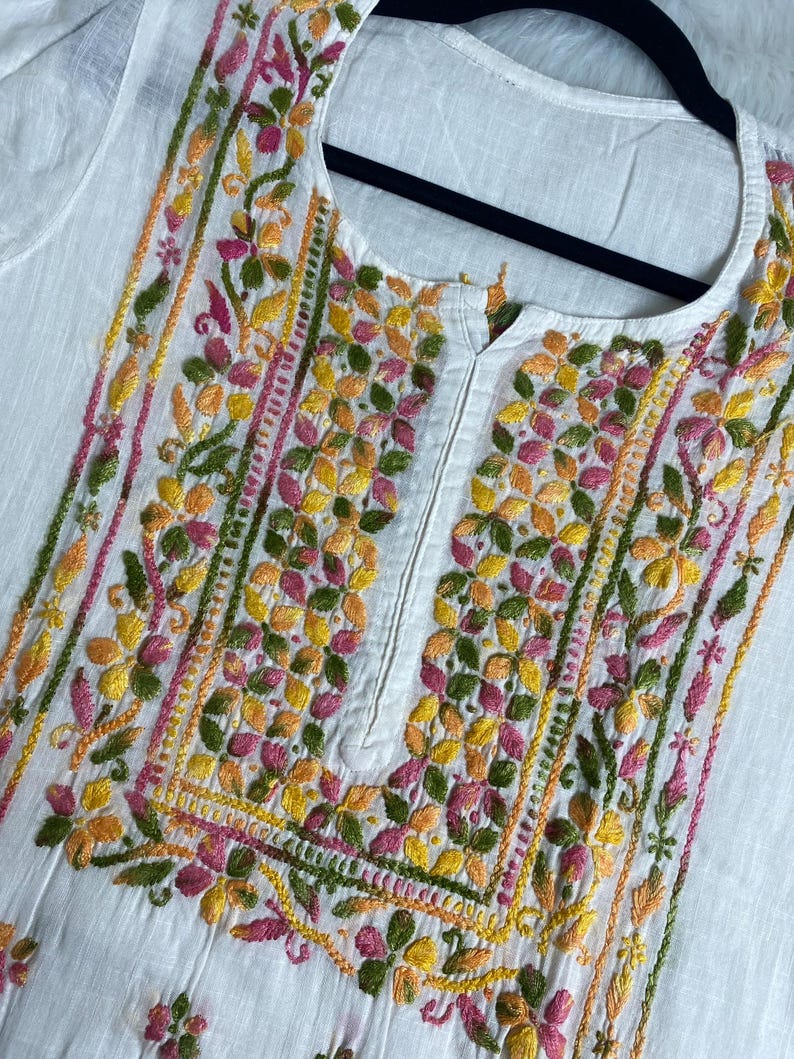 Handgjorda Khadi Chikankari Kurti: Blommor broderade etniska kläder bild 4