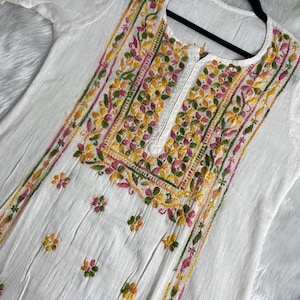Handgjorda Khadi Chikankari Kurti: Blommor broderade etniska kläder bild 3