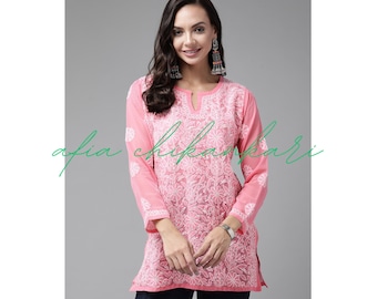 Afia Lucknowi Chikankari pink Georgette Stoff kurze Kurti handgemacht, handgearbeitet und handbestickt, um mit Jeans kombiniert zu werden