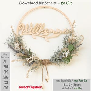 Könnte beinhalten: Ein Holz-Kranz mit dem Wort "Willkommen" in einer dekorativen Schrift. Der Kranz ist mit getrockneten Blumen und Grünpflanzen verziert. Der Kranz hat einen Durchmesser von 230 mm und ist in verschiedenen Dateiformaten zum Ausschneiden erhältlich.