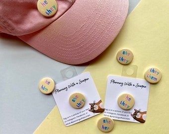 1 Inch Retro Pronoun Pin | Pastel Pronoun Pin | Gender Pronoun Pin Badge for Backpacks, Hats, Jackets, and Masks