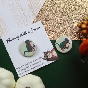 1 Zoll Chonkasaurus Rex Pin | Halloween Dinosaurier Katze dekorative Pin | Katze in Dino Kostüm Pin Abzeichen für Rucksäcke, Hüte und Jacken