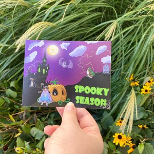 Carta postale stagione spettrale / Carta postale d'arte disegnata a mano / regalo di Halloween / stampe d'arte spettrale / gatto e Halloween Design