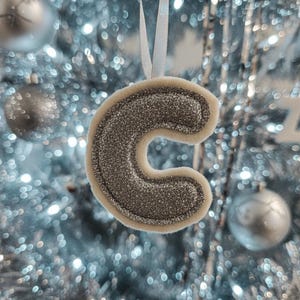 Weihnachtsbrief Ornamente, personalisierte Anfangsweihnachtsdekorationen, kundenspezifische Alphabet Verzierungen Bild 5