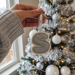 Weihnachtsbrief Ornamente, personalisierte Anfangsweihnachtsdekorationen, kundenspezifische Alphabet Verzierungen Bild 3