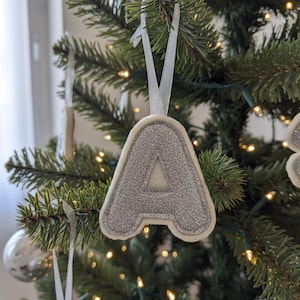 Weihnachtsbrief Ornamente, personalisierte Anfangsweihnachtsdekorationen, kundenspezifische Alphabet Verzierungen Bild 1
