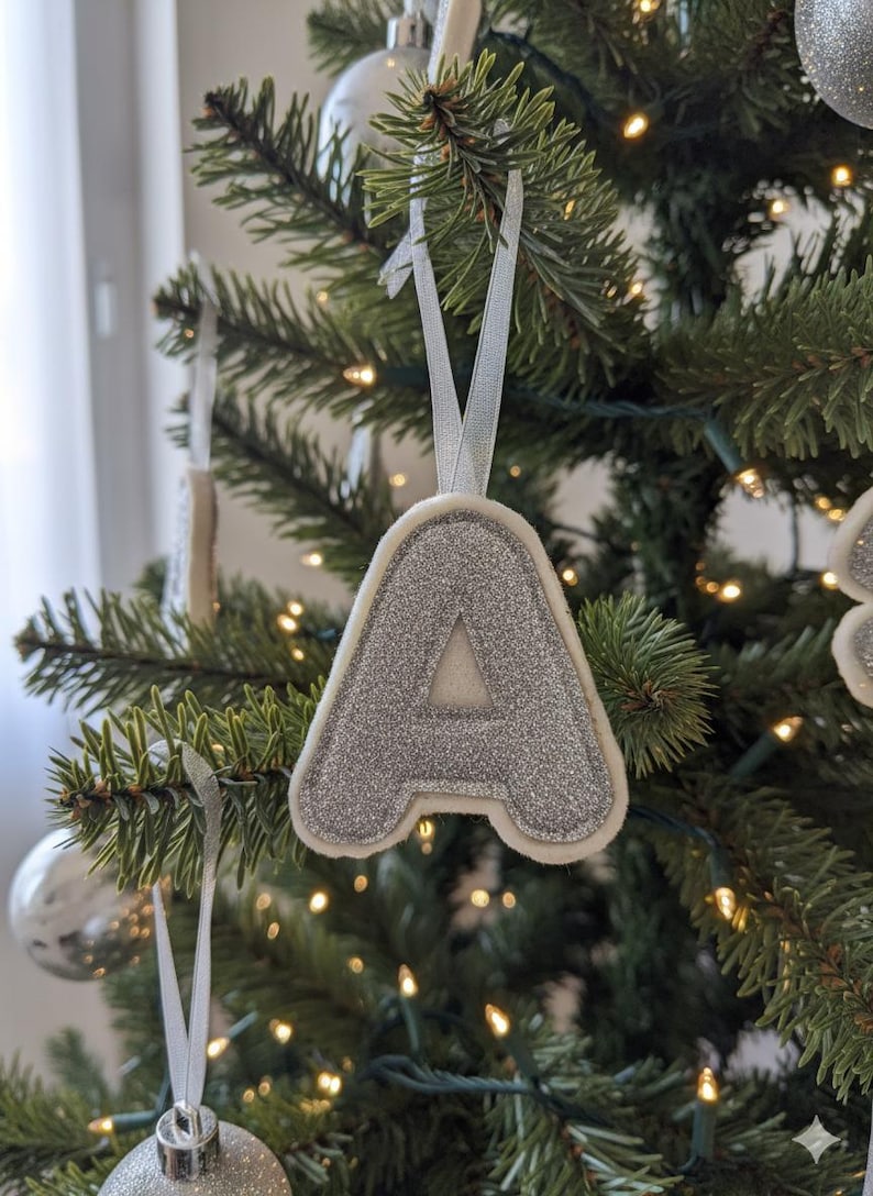 Weihnachtsbrief Ornamente, personalisierte Anfangsweihnachtsdekorationen, kundenspezifische Alphabet Verzierungen Bild 1