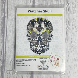 Può includere: Un motivo di teschio geometrico in bianco e nero con accenti gialli. Il motivo è intitolato "Watcher Skull" e di Libs Elliott. Il motivo è per una trapunta di 91 cm per 112 cm.