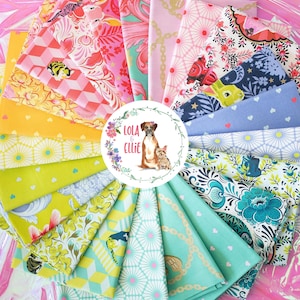 Puede incluir: Una colección de 16 cuadrados de tela coloridos con varios patrones, incluyendo estampados florales, geométricos y de animales. Los cuadrados de tela están dispuestos en un círculo alrededor de un círculo blanco con el texto "Lola & Ellie" y una imagen de un perro y un gato.