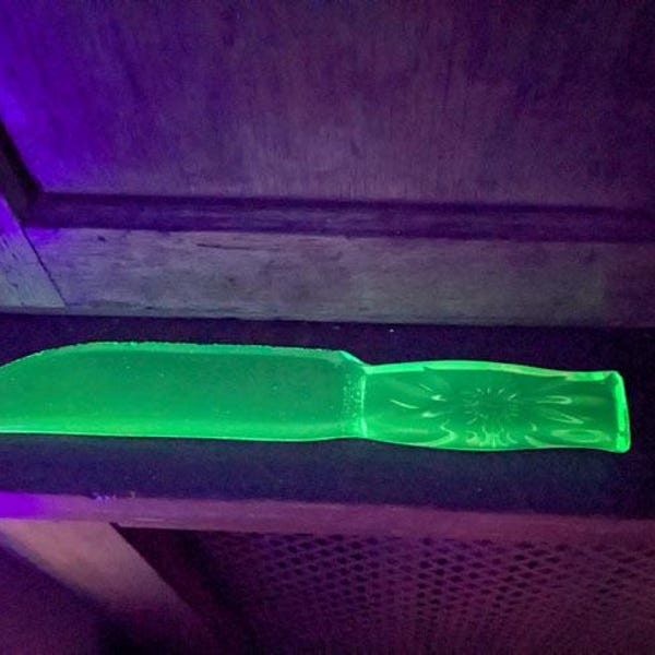 Rare Dur-X Cake and Fruit Knife Green Uranium Glass