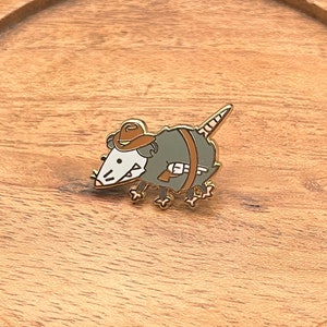 PRÉCOMMANDE Broche en émail Opossum Cowboy Possum | Créateur original | Épingle pour chapeaux, cordons, sacs à dos