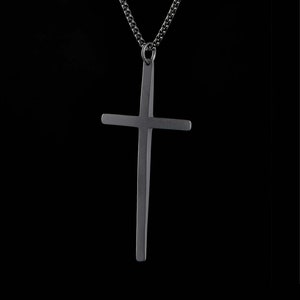 Op de afbeelding: Een zilveren ketting met een grote, platte, zilveren kruis hanger.