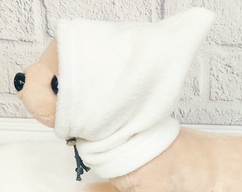 Op de afbeelding: Witte fleece hondenhoodie met een trekkoord. De hoodie heeft een puntige capuchon en een zachte, pluche textuur.