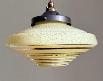 Lámpara de techo francesa vintage de los años 50 con pantalla de cristal jaspeado y accesorios.