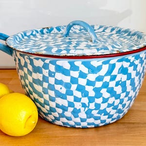 Olla de cocina francesa antigua de esmalte, a cuadros azules y blancos.