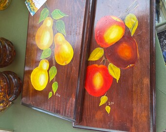 Décoration Murale Fruit – Plaque Poire Signée – Vintage USA