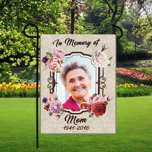In Memory Mom garden flags, grandma loss memorial flags, loss garden flags, graveyard decorations, In memory mama, cemetery photo flag