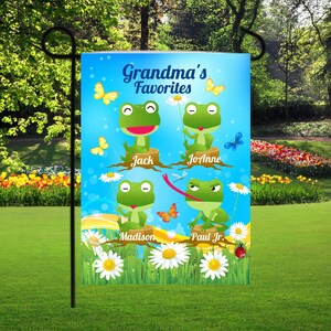 Peut inclure: Un drapeau de jardin bleu et vert avec un fond blanc. Le drapeau représente quatre grenouilles de dessin animé avec les noms Jack, Jo Anne, Madison et Paul Jr. écrits en dessous. Le texte "Grandma's Favorites" est en haut du drapeau.
