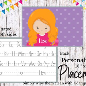 Może przedstawiać: Indywidualna podkładka pod talerz z ilustracją dziewczynki i imieniem "Liza" z przodu. Z tyłu znajduje się linia do ćwiczenia pisania alfabetu i imienia "Liza". Podkładka ma wymiary 45,7 cm x 30,5 cm i jest laminowana po obu stronach.