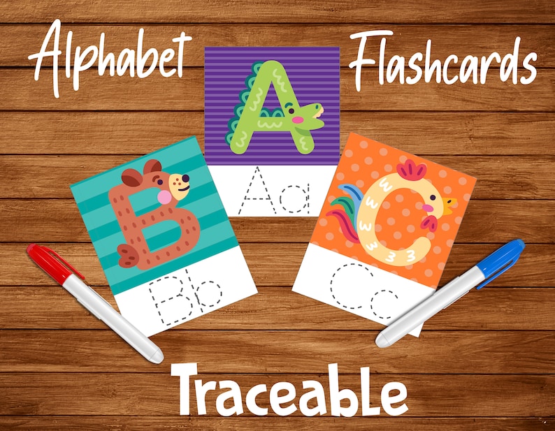K&ouml;nnte beinhalten: Drei Alphabet-Flashcards mit nachzuzeichnenden Buchstaben. Die Buchstaben sind A, B und C. Jede Karte zeigt ein anderes Tier: ein Alligator, ein B&auml;r und ein Hahn. Die Karten liegen auf einer Holzoberfl&auml;che.