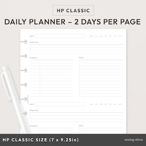 Könnte beinhalten: Eine schwarz-weiße druckbare Planerseite für einen Happy Planner Classic (7 x 9,25 Zoll) mit dem Text "Daily Planner - 2 Days Per Page". Die Seite ist in zwei Abschnitte unterteilt, jeder mit einem Abschnitt für Datum, Prioritäten, Zeitplan und Aufgaben.