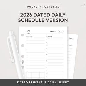 Può includere: Una penna bianca è accanto a un inserto di programma giornaliero datato 2026. L'inserto presenta un layout pulito con sezioni per le priorità e un programma, con il testo "2026 DATED DAILY SCHEDULE VERSION" nella parte superiore.