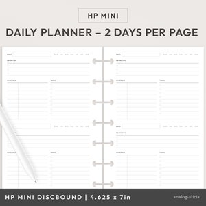 Puede incluir: Una agenda diaria blanca con una encuadernación negra y gris. La agenda está etiquetada como "HP MINI DAILY PLANNER - 2 DAYS PER PAGE". La agenda mide 4,625 pulgadas por 7 pulgadas.