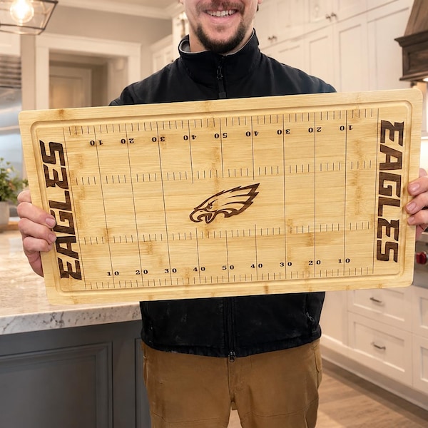 Tabla de cortar con forma de campo de fútbol americano – Eagles, Steelers, Giants, Jets, Bills, Patriots, Ravens, Commanders - Tabla de embutidos y quesos con logotipo grabado