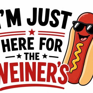 Op de afbeelding: Een cartoonafbeelding toont een lachende hotdog met een zonnebril. De hotdog heeft een rode body, gele mosterd en zit in een broodje. De tekst luidt "I'M JUST HERE FOR THE WEINER'S" in zwart en rood.